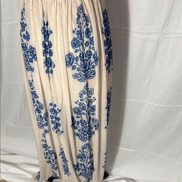 A Calin by Flying Tomato Elegant Cream and Blue Floral Maxi Dress. Size Small - Picture 6 of 9